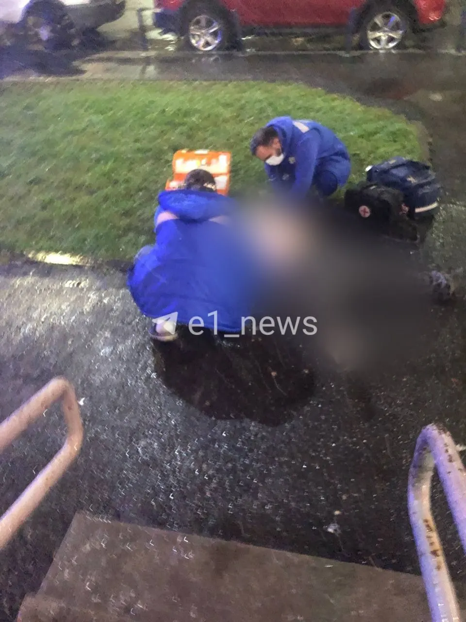 В вечернее время 4 октября мужчина упал с балкона. По словам очевидцев, пострадавший выжил и был доставлен в больницу; состояние — кома.