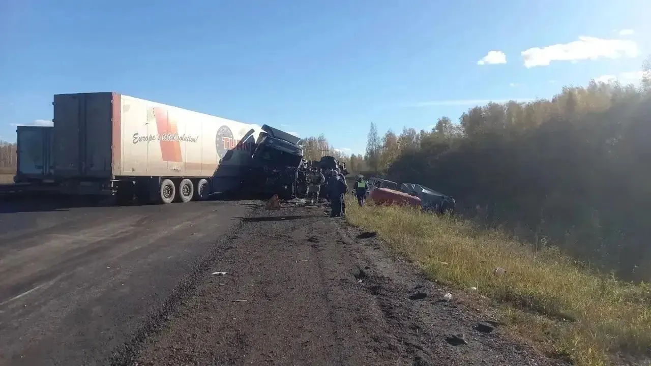 На трассе М-5 возле Екатеринбурга фура врезалась в две машины дорожной службы; двое рабочих получили травмы, движение затруднено.