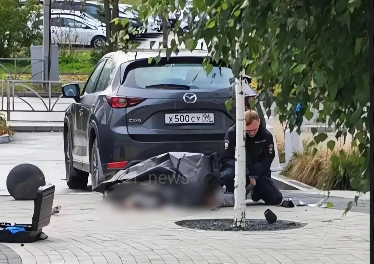 Тело молодого человека найдено возле дома на улице Репина в Екатеринбурге. Очевидцы сообщили о падении из окна; на месте работают полиция и медики. Погибший арендовал одну из квартир в доме.
