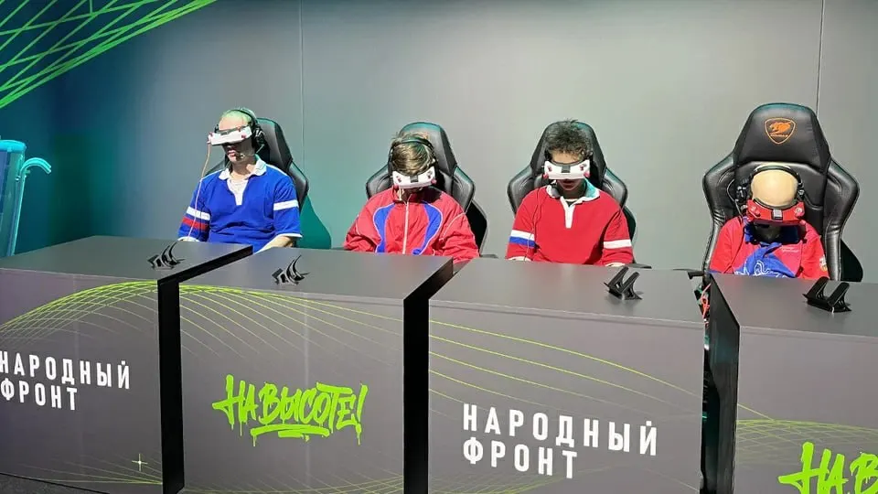 В пилотном формате норматив по управлению БПЛА вводят в шести регионах; проект «На высоте!» планирует обучать школьников FPV-дронам, сборке и программированию.