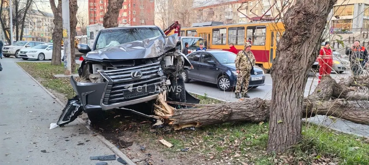 Легковой автомобиль Lexus получил серьёзные повреждения; пострадавших нет. Обстоятельства аварии устанавливаются.