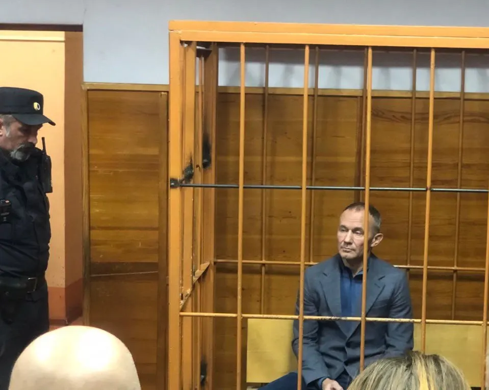 В Санкт-Петербурге второй апелляционный суд признал незаконным продление домашнего ареста экс-чиновника и запретил ему ряд действий.