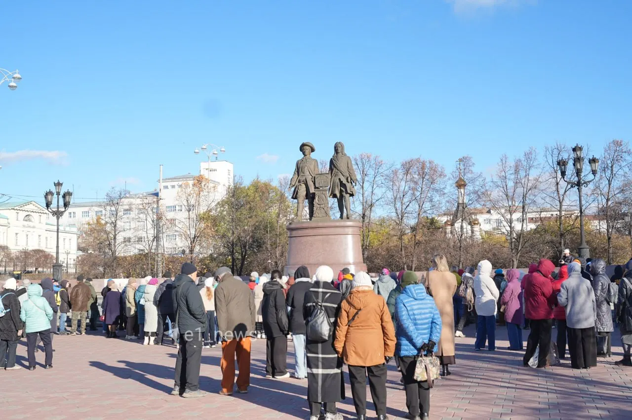 Горожане собрались у памятника основателям города, чтобы отпраздновать юбилей и увидеть театрализованное представление.