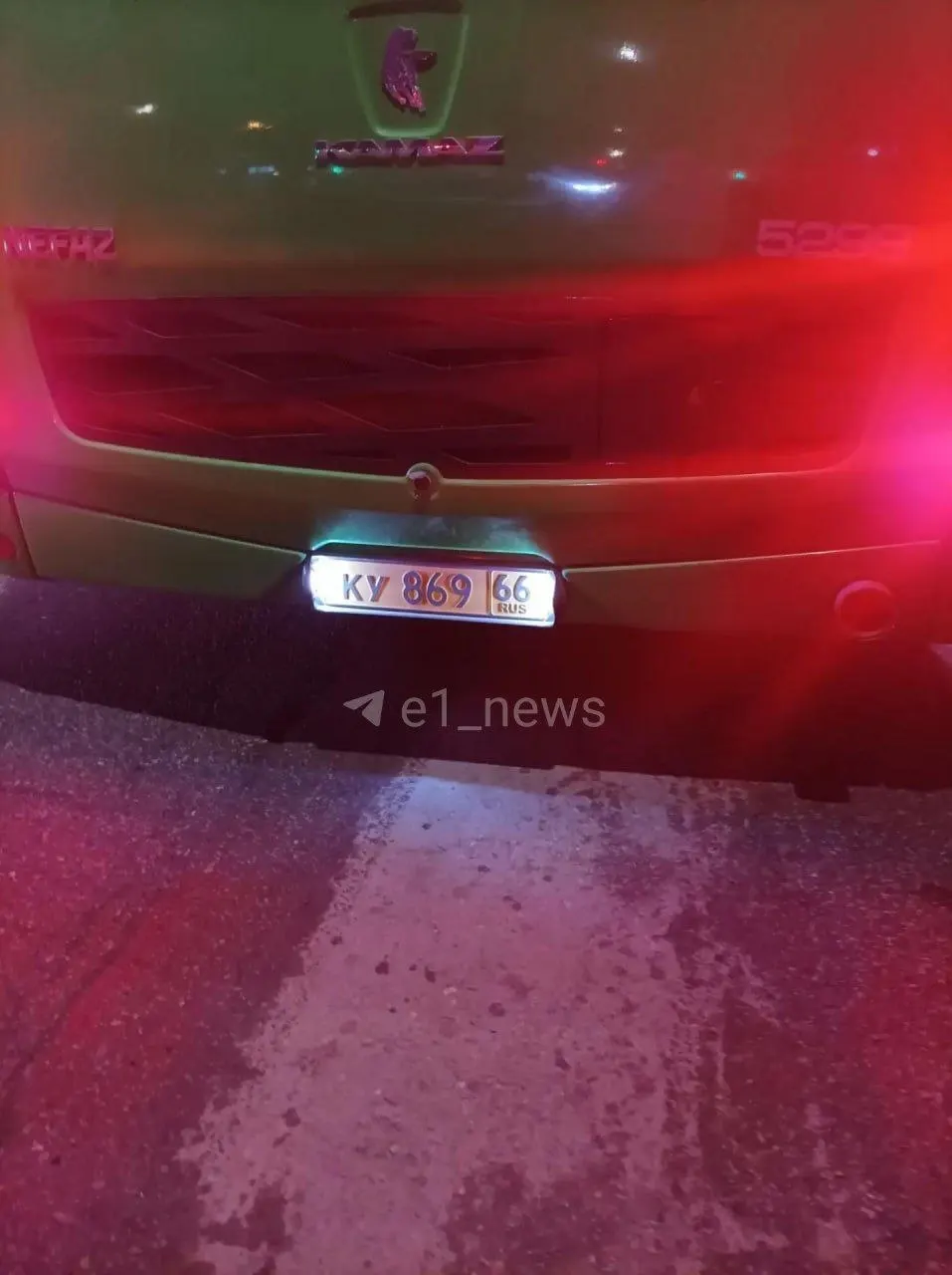 Пожилая женщина получила травму ноги при входе в 52-й автобус; очевидцы помогли ей выйти и вызвали скорую помощь.