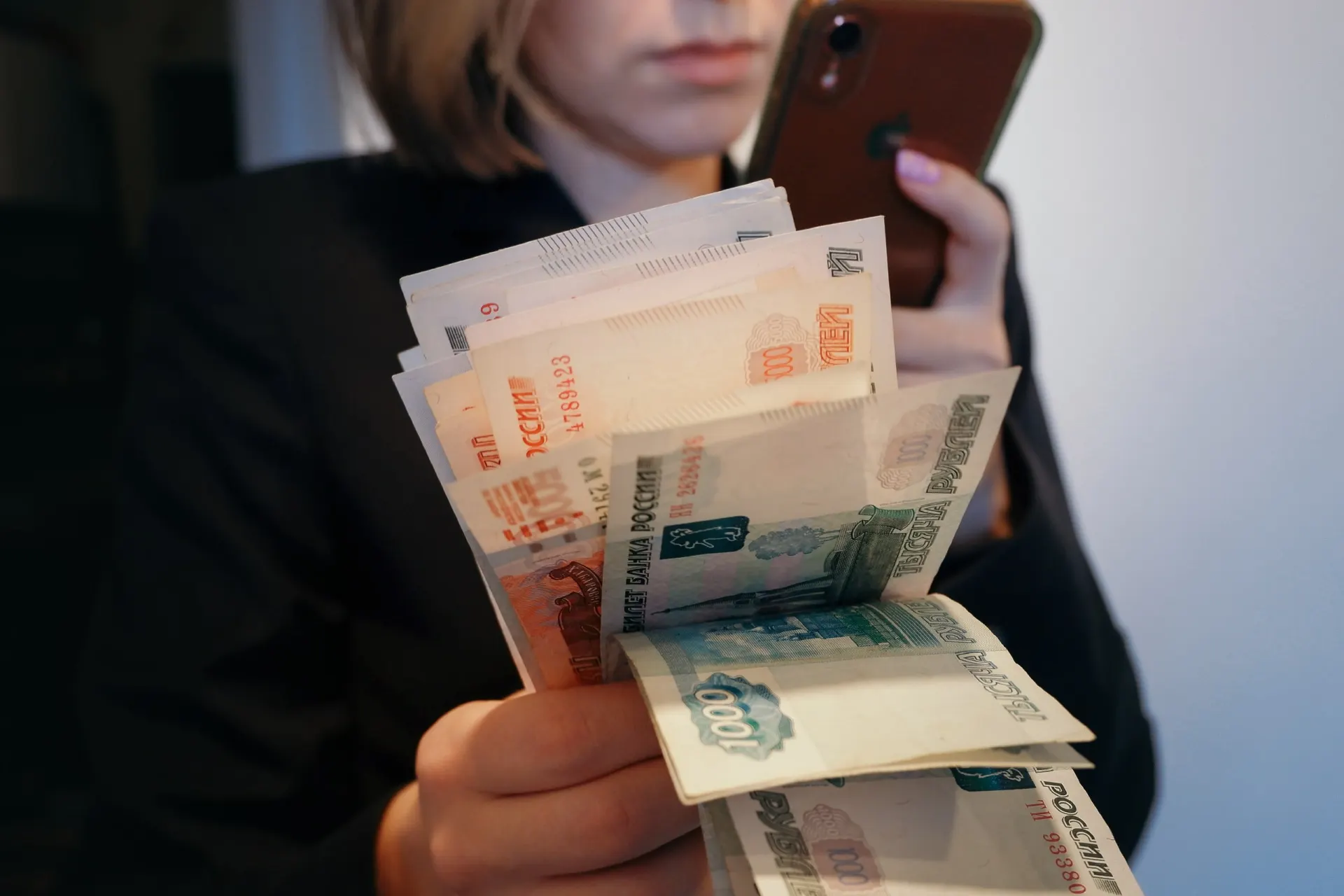 Потому что двузначная ставка ЦБ — не единственная причина замедления экономики, в материале рассматриваются структурные факторы и препятствия инвестиционному климату в стране.