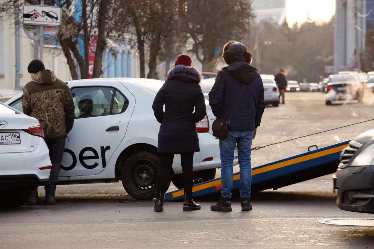 На трёх улицах города введут запрет на парковку до конца ноября; нарушение повлечёт эвакуацию автомобиля.