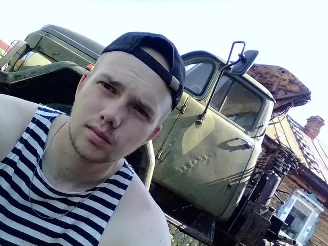 22-летний Антон Осипенко из Кушвы пропал после поездки на свадьбу; близкие за годы не нашли ответов и озвучили новые версии пропажи в публичном формате.