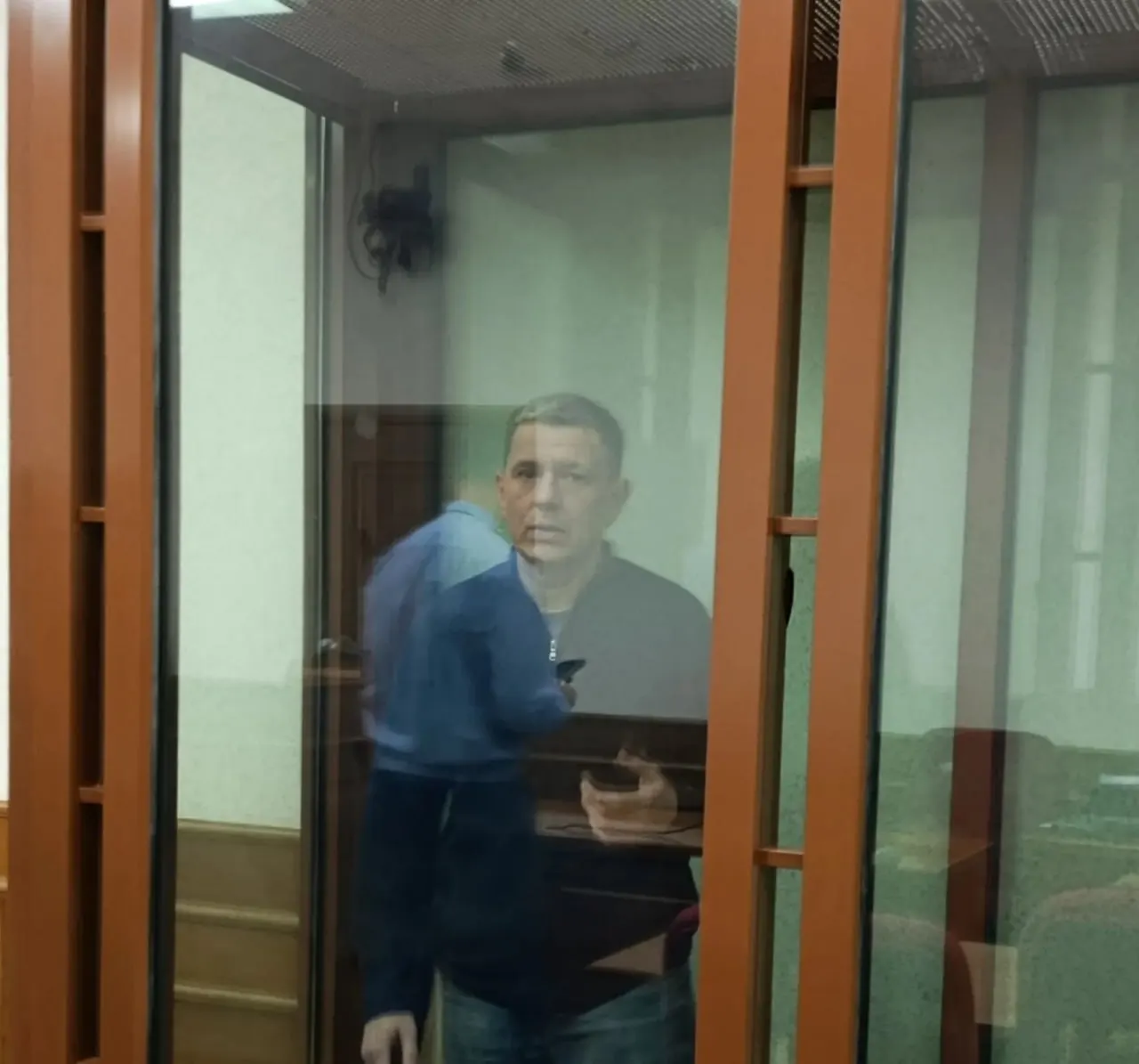 Свердловский областной суд вынес наказание екатеринбуржцу за переписку с украинскими спецслужбами: три года колонии, год ограничения свободы и штраф 300 тысяч рублей.