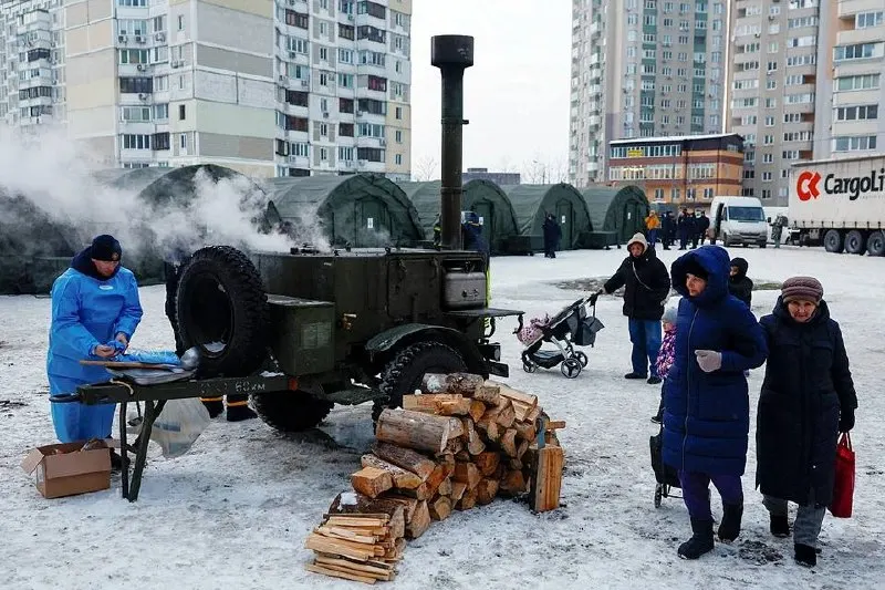 Международная комиссия ООН заявила, что российские власти систематически атакуют гражданскую энергетическую инфраструктуру Украины, что может квалифицироваться как военное преступление.