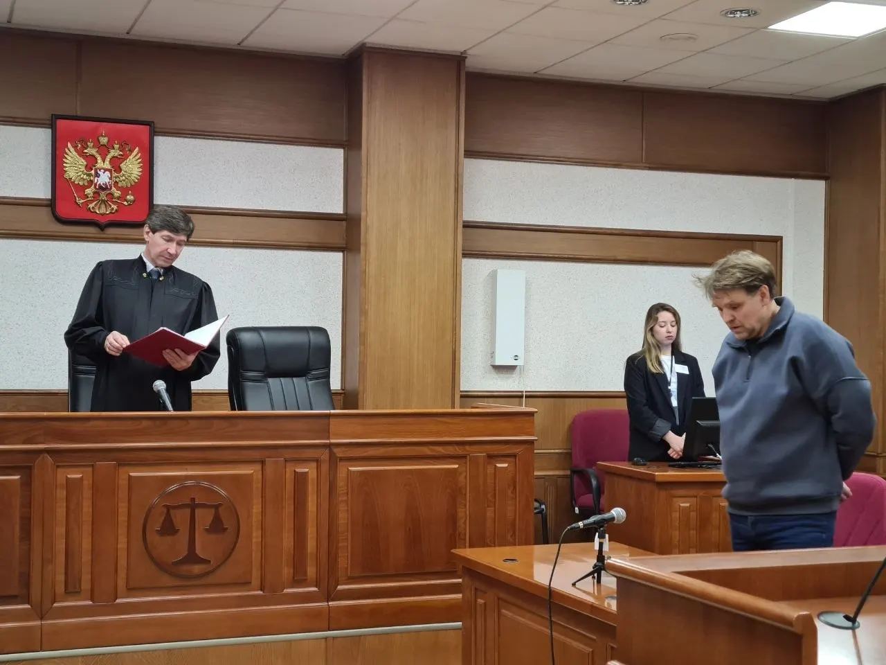 Свердловский суд вынес приговор жителю Полевского Александру Виноградову к восемь месяцев исправительных работ за реабилитацию нацизма и неуважение к памятным датам, размещенные в соцсетях.