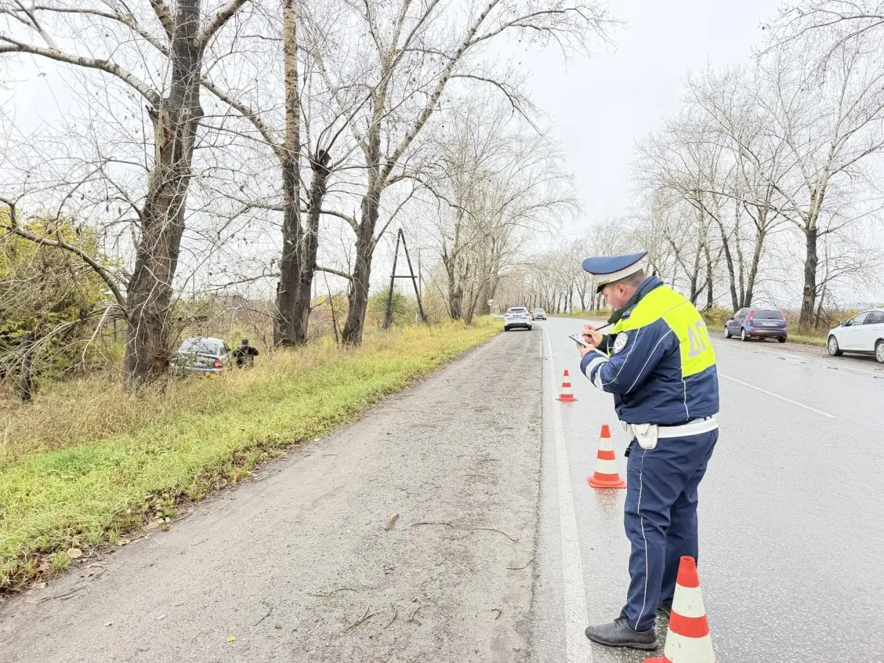 53-летний водитель «Лады Приоры» погиб на месте после вылета в кювет на трассе. По данным сотрудников, скорость была небезопасной, ремень пристегнут.