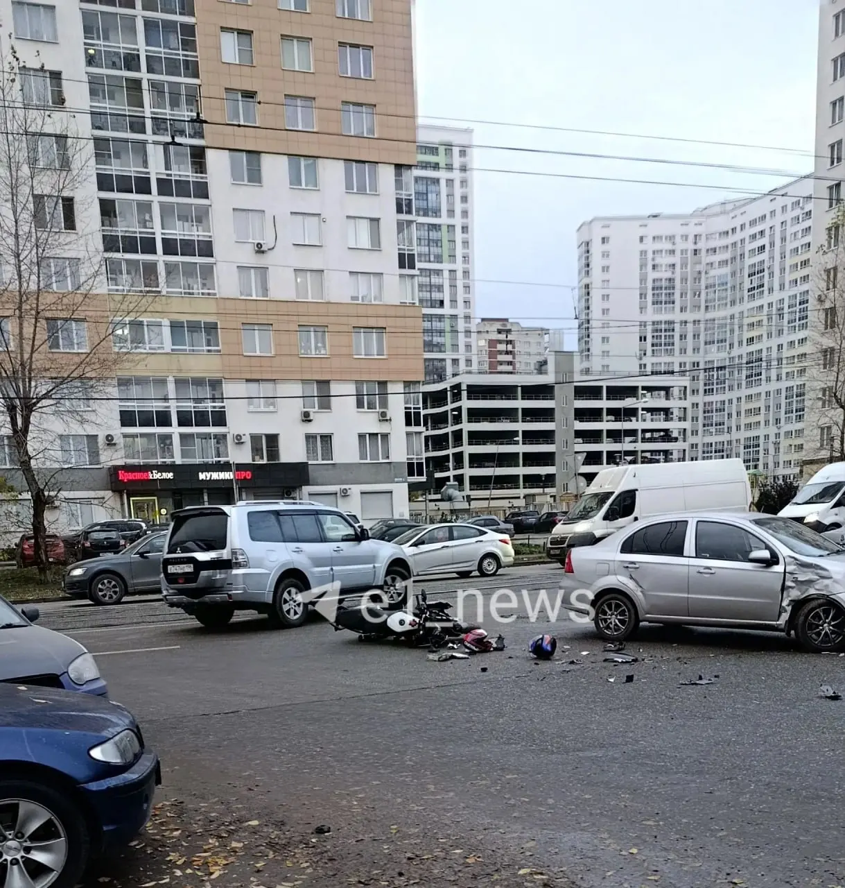 Очевидцы сообщили, что водитель байка не пострадал, пассажирку увезла скорая; на место прибыли сотрудники ГИБДД.