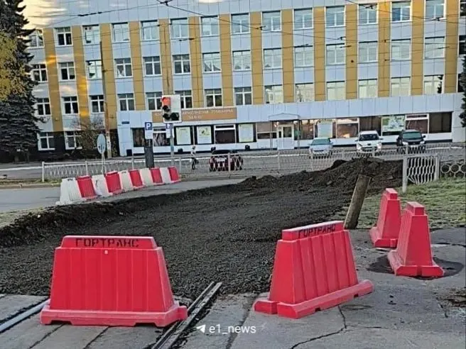 Из-за дождей сроки работ на перекрестке Волгоградской и Белореченской сдвинулись: вместо 3–6 октября они продлены до 12 октября. Объезды доступны по нескольким улицам.