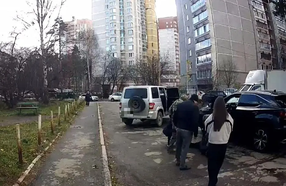 Водитель Lexus задержан после попытки подкупа в рамках дела об организованной группе, обвиняемой в помощи нелегалам получить паспорта.