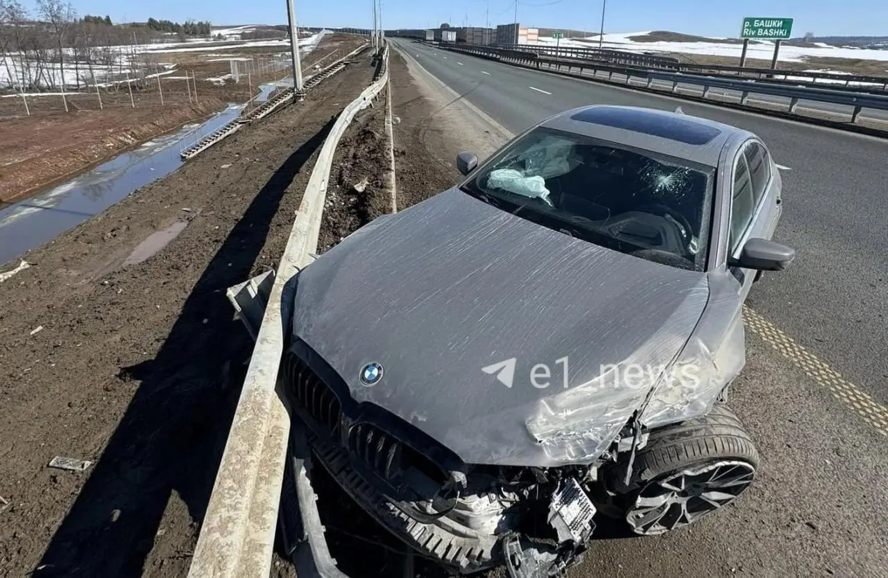 Житель Екатеринбурга требует возмещения после аварии на платном участке М-12: его BMW признана непригодной к восстановлению, сумма иска — 6,5 млн рублей, речь идёт о разнице между рыночной стоимостью и остатками.