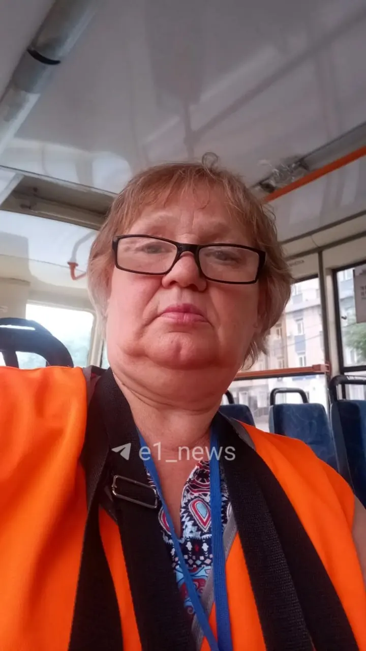 67-летняя кондуктор пассажирского автобуса упала из салона возле северного депо и получила тяжелые травмы. Инцидент произошел 17 июня; работодатель отказывается признавать травму производственной.