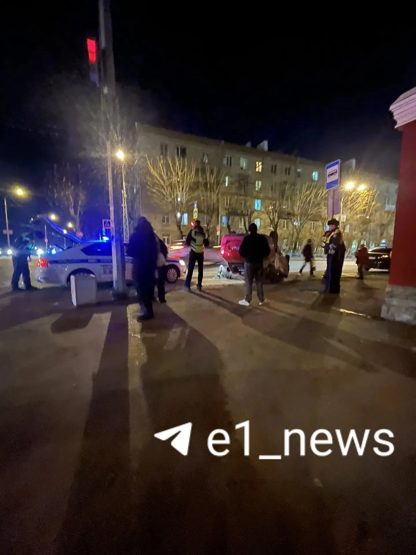 Автомобиль вылетел на пешеходную зону у пожарного депо на улице Белинского. На месте работают сотрудники ГИБДД; обстоятельства инцидента устанавливаются.