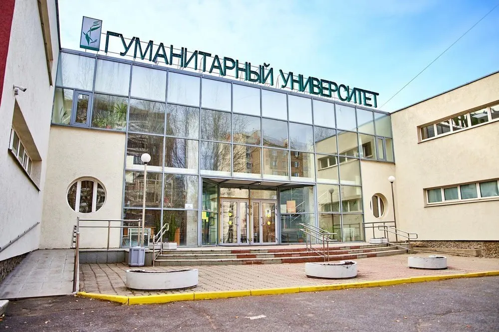 Жители Пионерского района выступали против перевода участка под общественно-деловую зону в местной зоне; власти заявили, что новое назначение участка соответствует генплану, а вопросы обеспечения социальными объектами на этом этапе не рассматриваются.