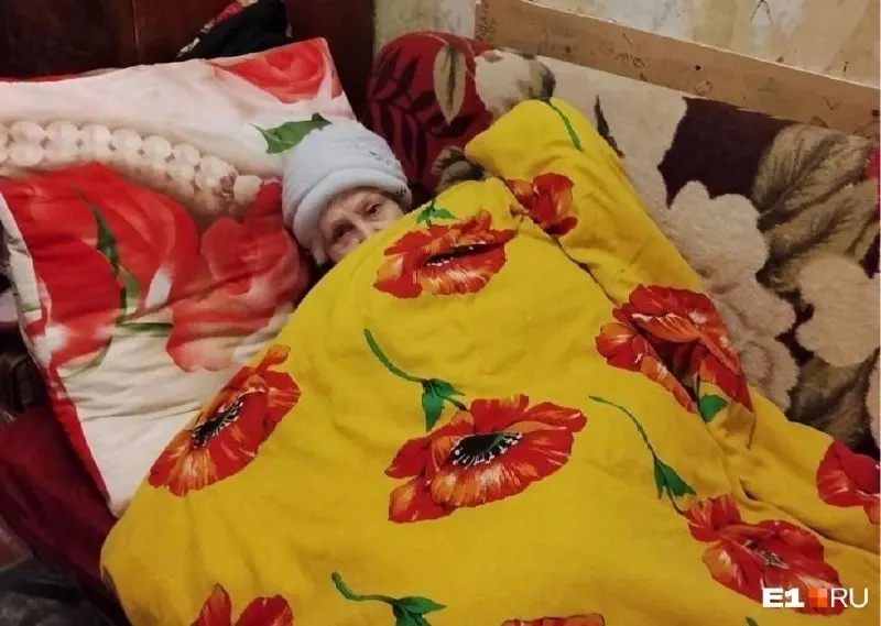 Жители двухэтажки на Искровцев, 29 по-прежнему остаются без отопления; пожилые жильцы вынуждены спать в одежде и шапках, пока УК и ресурсники разбираются в ситуации.