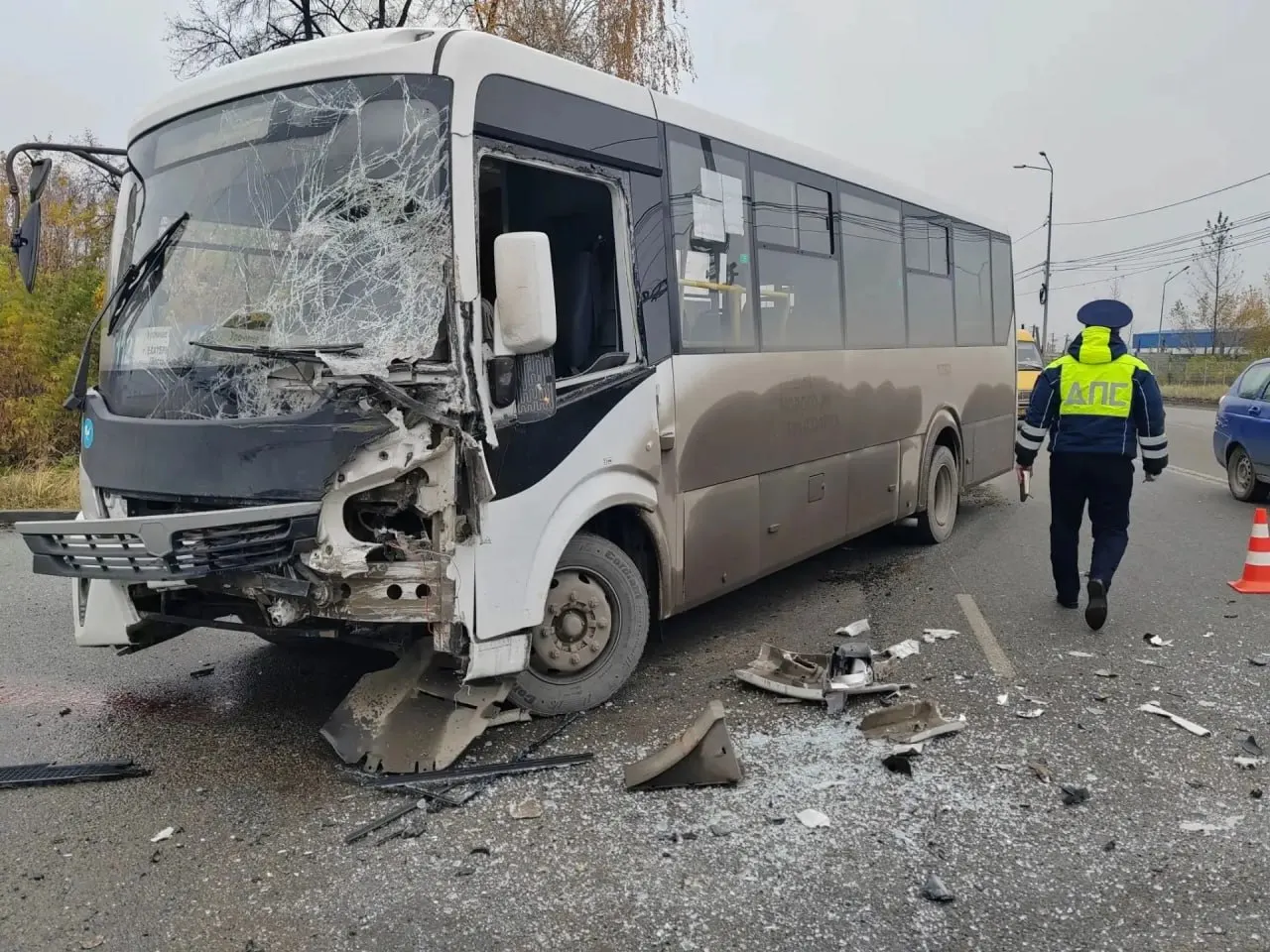 В аварии пострадали восемь пассажиров; водитель грузовика выезжал с прилегающей территории и не уступил дорогу автобусу.