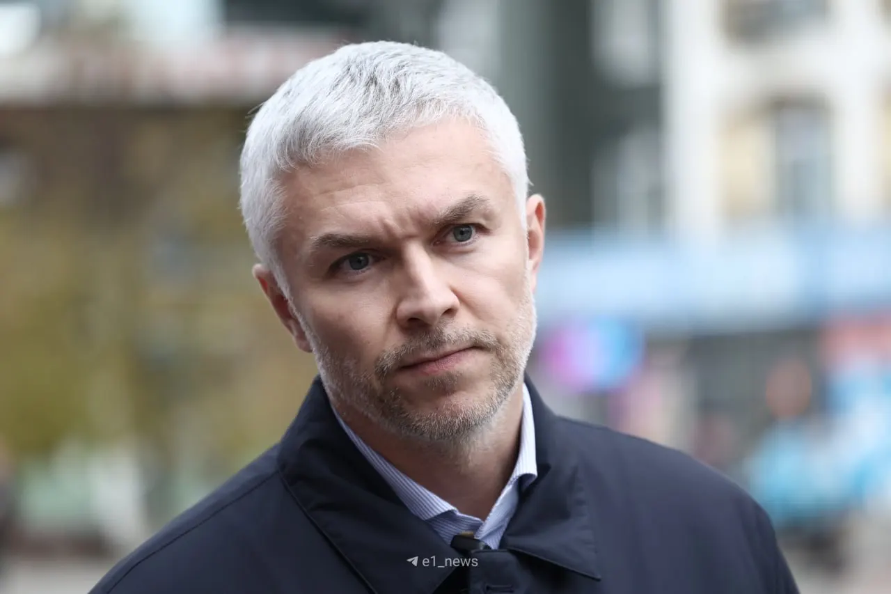 Жители района ВИЗа сообщают о дорожной ограниченности: к домам идёт только одиннадцатый трамвай, продление улицы Татищева пока не реализовано; чиновники обещают заключение до конца года и начало работ в следующем году.