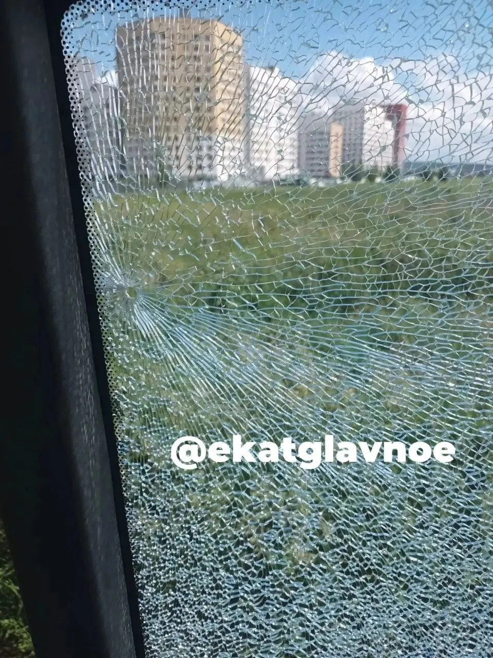 В Екатеринбурге произошёл инцидент с обстрелом двух автобусов: ранен пассажир, подозреваемый задержан; дело передано в суд.