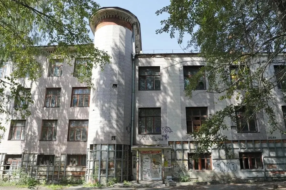 В Екатеринбурге обсуждают планы превратить здание бывшего штаба в гостиницу, а также рассматривают варианты размещения медицинского центра, офисов или школы.