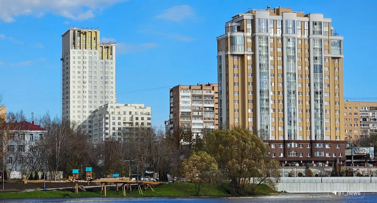 Новая прогулочная зона появится за Макаровским мостом вдоль реки Ольховки: проложат дорожки, осветят территорию и обустроят ливневку.