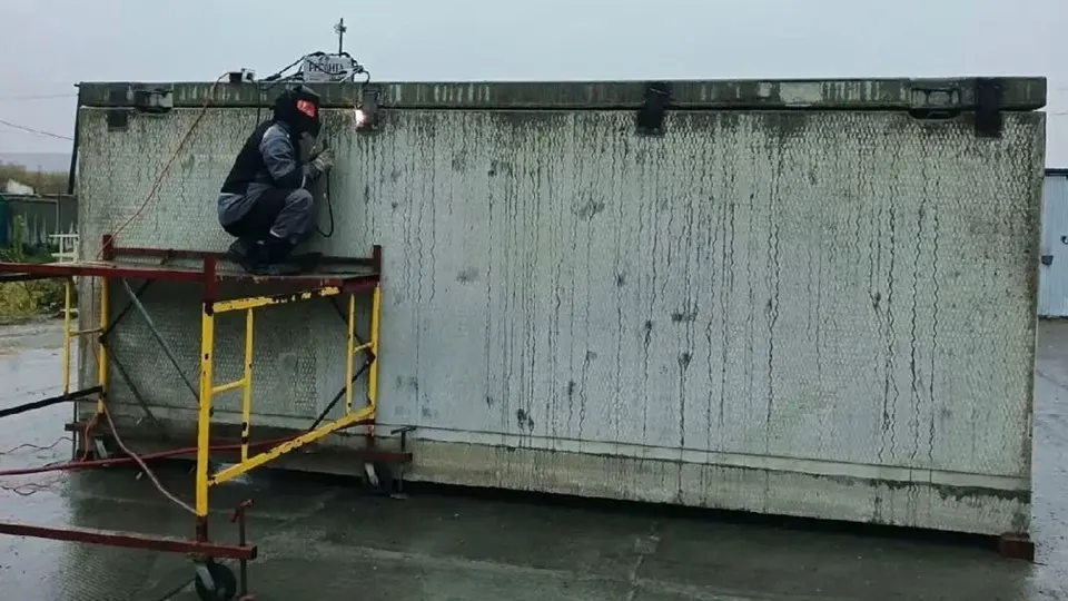 Осуждённые на заводе региона изготавливают укрытия против беспилотников; в Екатеринбурге произошли атаки дронов и повреждения жилых домов.