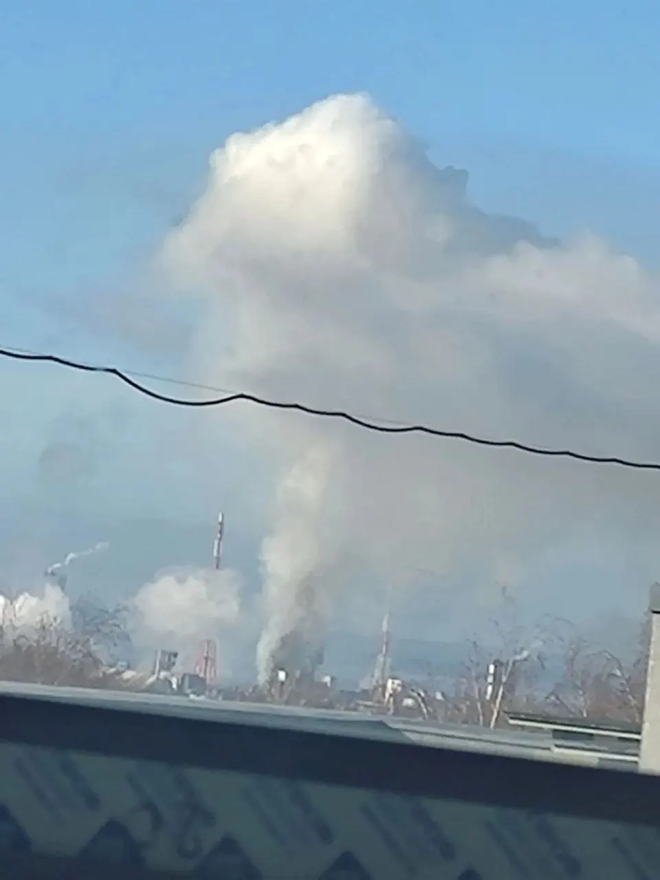За ночь и утро 23 октября в Нижегородской области произошли атаки беспилотников: пострадавшие, повреждения жилых домов и инфраструктуры, школы переведены на дистанционное обучение.
