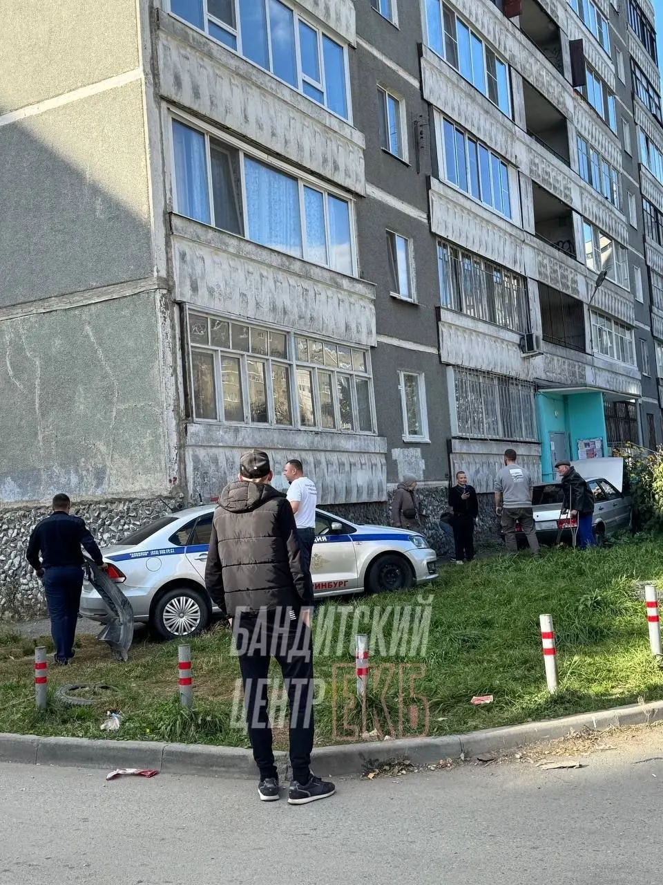 Двое молодых людей пытались скрыться от сотрудников ДПС на улице Бебеля; их автомобиль потерял управление и врезался в крыло подъезда. На месте работают полицейские.
