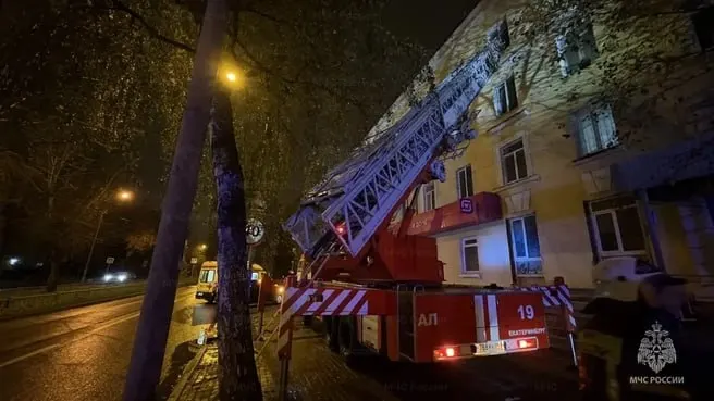 Пожар на улице Баумана в Екатеринбурге стал причиной гибели одного человека; 22 жильца эвакуированы, пожарные продолжают ликвидировать последствия.