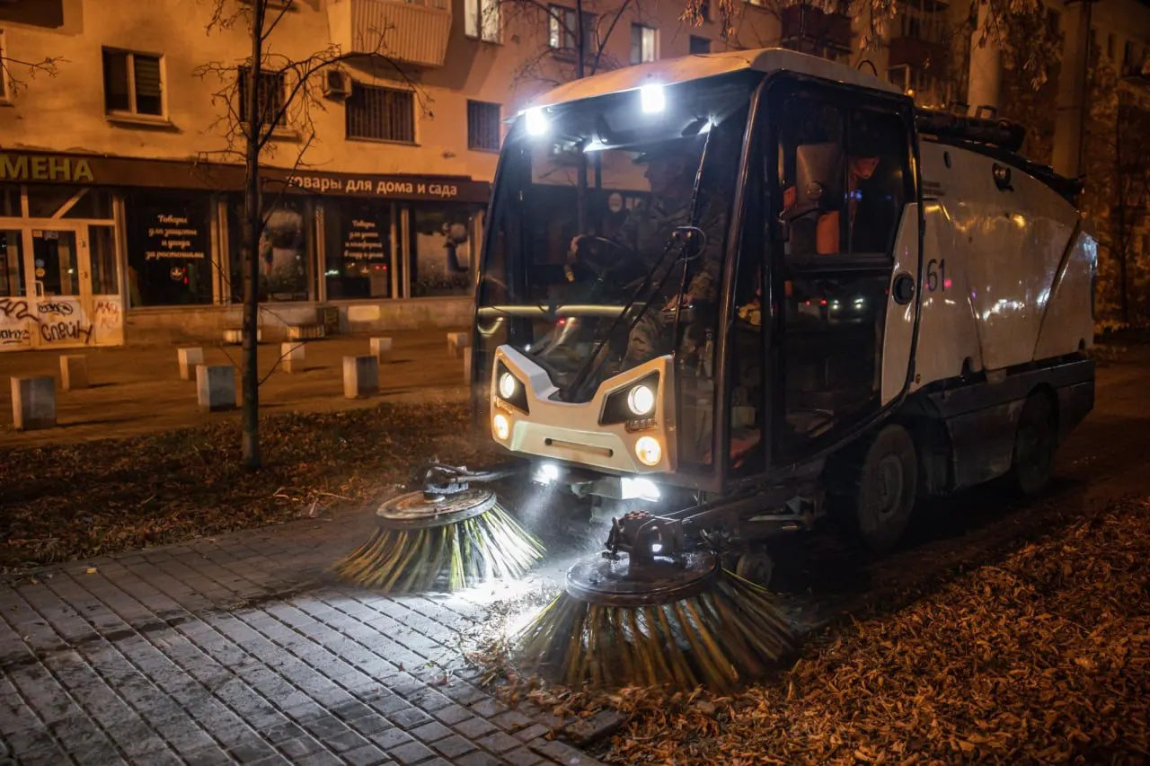 В Орджоникидзевском районе Екатеринбурга проходит мониторинг уборки улиц; часть техники работает по летнему графику, задержка одной единицы составила 47 минут.