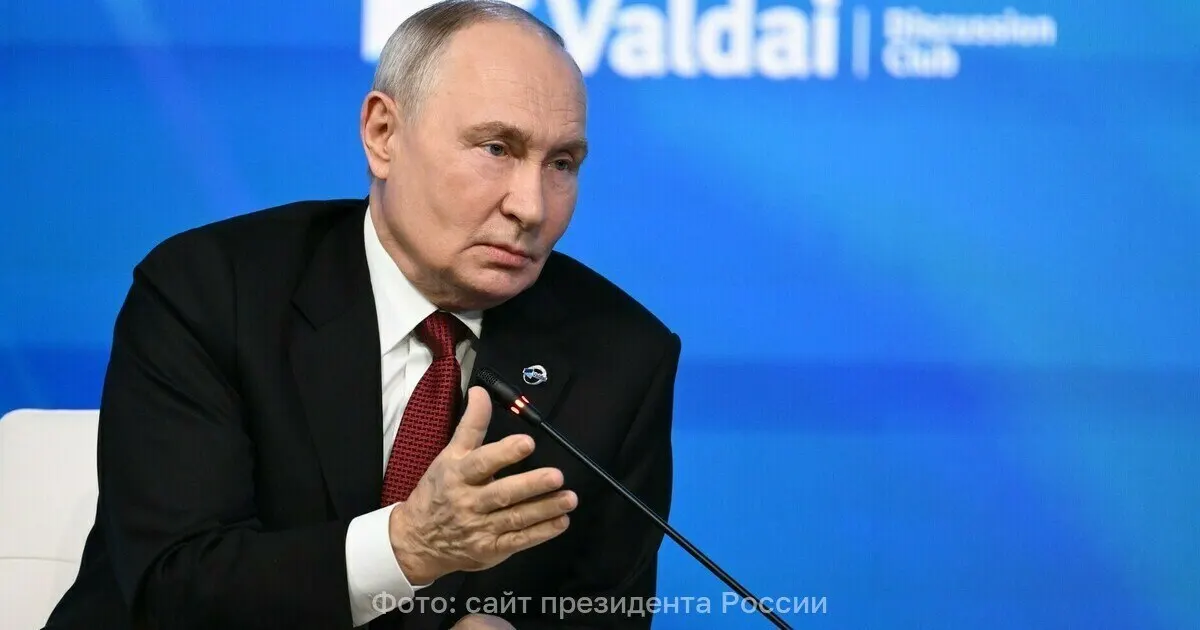 Граждане России выстроились на участки голосования, несмотря на угрозы извне; Путин заявил о массовом участии.