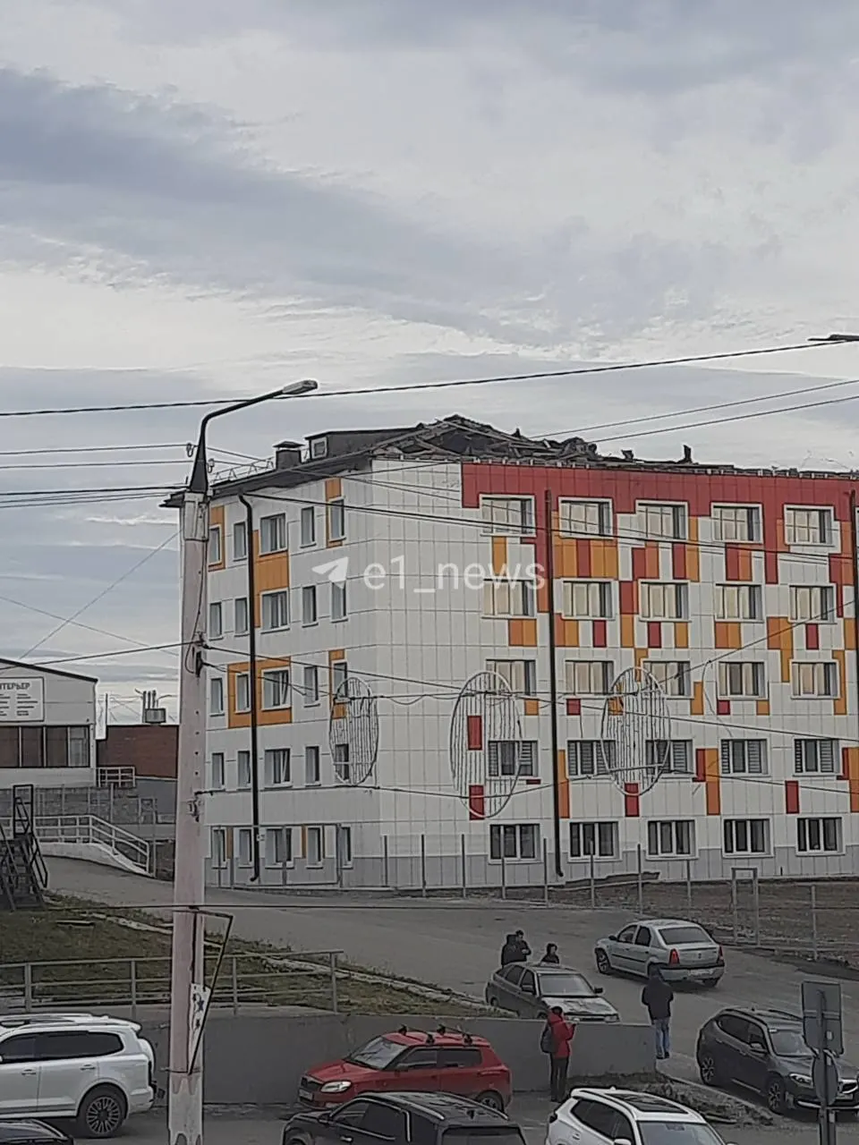 Обломки новой крыши повредили автомобили на парковке у торгового центра; пострадавших нет, здание готовилось к заселению, приемка не состоялась.