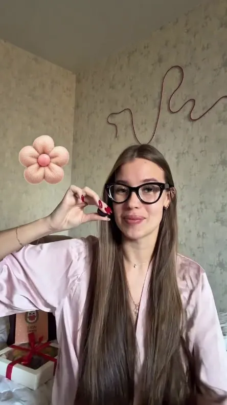 Пара в Екатеринбурге стала жертвой мошенников, которые действовали от имени магазина и просили оплатить букет через профиль в запрещённой соцсети. После оплаты профиль исчез, букет не доставили, возврат средств не поступил.