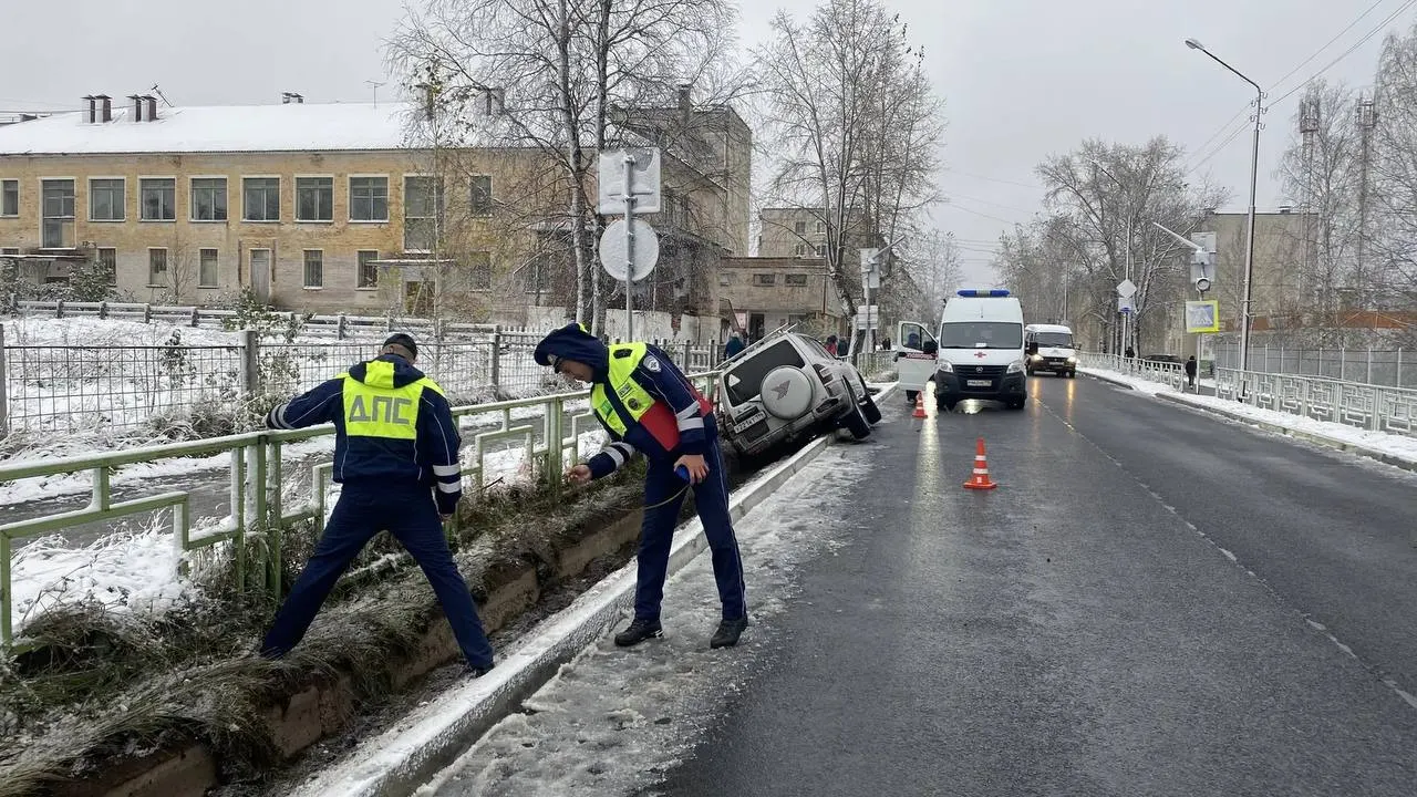 35-летний водитель Mitsubishi погиб после ДТП: не справился с управлением на скользкой дороге, вылетел на бордюр и упал в ливневую канализацию. Пострадали пассажиры; обстоятельства устанавливаются.