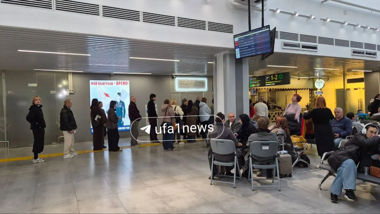 После временного закрытия неба аэропорт снова принимает рейсы, однако пассажиры по-прежнему сталкиваются с задержками и ожиданием прибытия нескольких направлений.