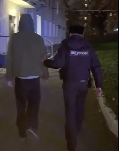 17-летнего жителя Екатеринбурга обвиняют в диверсии, совершённой организованной группой, после поджога на заправке. Расследование продолжается.