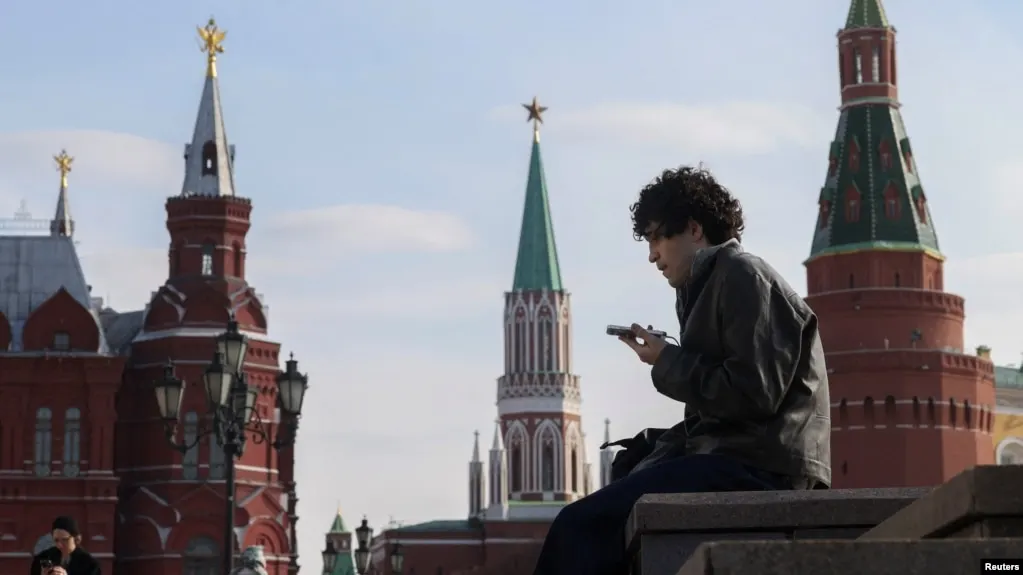 Законопроект предусматривает идентификацию детей в социальных сетях и сокращение времени пребывания в интернете для лиц моложе 14 лет; власти указывают на защиту детей и ограничение доступа к вредному контенту.