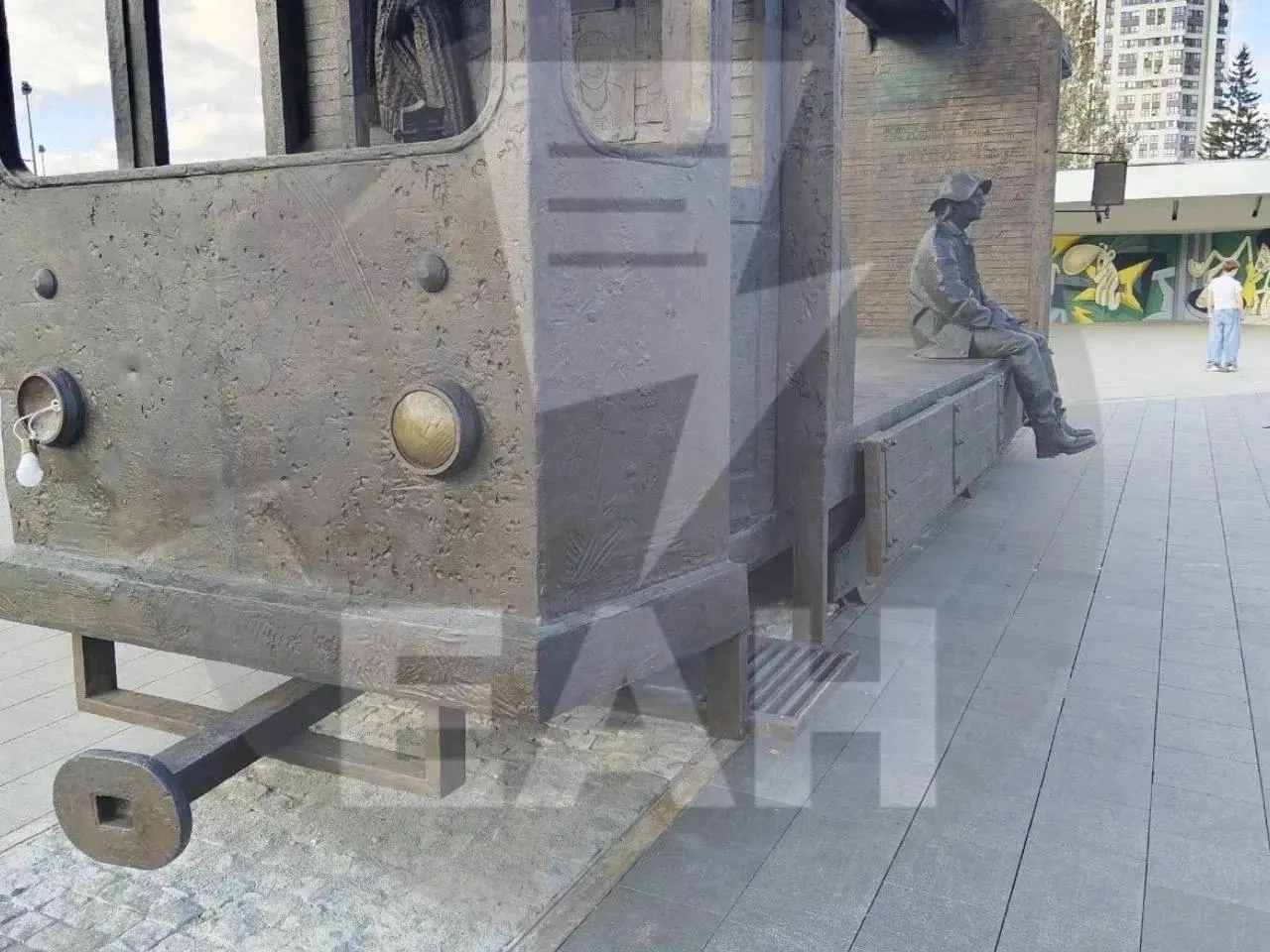 В Екатеринбурге неизвестные повредили памятник режиссеру Алексею Балабанову; повреждена фара трамвая, на котором расположен бюст.