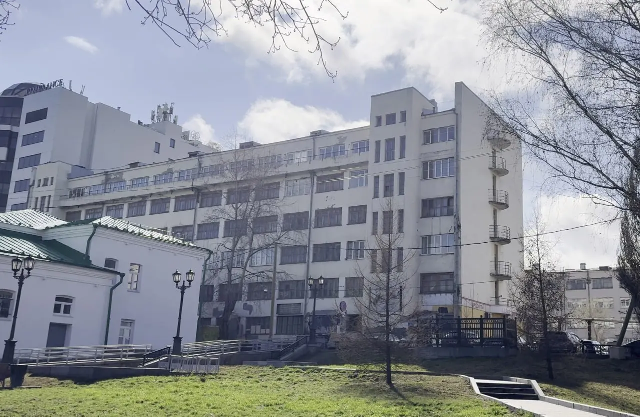 Сбор средств направлен на оплату экспертиз и услуг юриста для защиты общежития ДОСААФ в Екатеринбурге; необходима сумма около 53 тысяч рублей. Апелляцию направили во Второй апелляционный суд Санкт-Петербурга; заседание запланировано на 21 октября. Общие расходы на экспертизы и адвокатов близки к 200 тысячам рублей. Здание принадлежит застройщику TEN Development, который планирует создать из памятника вторую очередь ТЦ Limerance. Летом свердловский областной суд отказал в включении здания в реестр памятников.