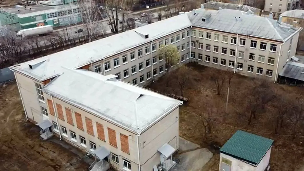 Директор спецшколы Екатеринбурга уехал на службу в рамках СВО. Он утверждает, что продолжает занимать должность, тогда как по данным других источников его сменили. Появились слухи об уголовном деле, которые он опроверг.