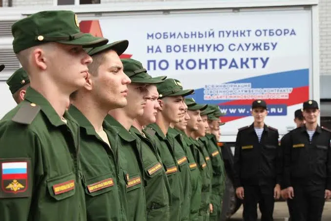 Городской бюджет Екатеринбурга увеличил финансирование выплат участникам СВО и родственникам погибших бойцов.