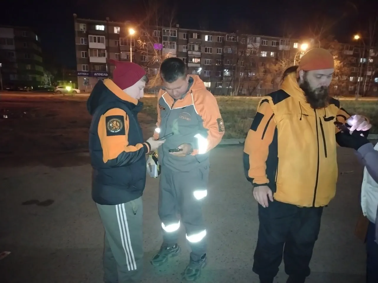 Силовики, добровольцы ЛизаАлерт и жители города прочёсывают район исчезновения. По версии мальчик мог сесть в автобус и оказаться в другой части Екатеринбурга; просят проверить записи видеорегистраторов.