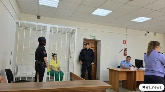 Следствие сообщает, что в 1999 году мать и дочь заказали убийство женщины в Серове ради мести за убийство близкого родственника; преступление сопровождалось жестоким избиением и сбросом тела в воду.