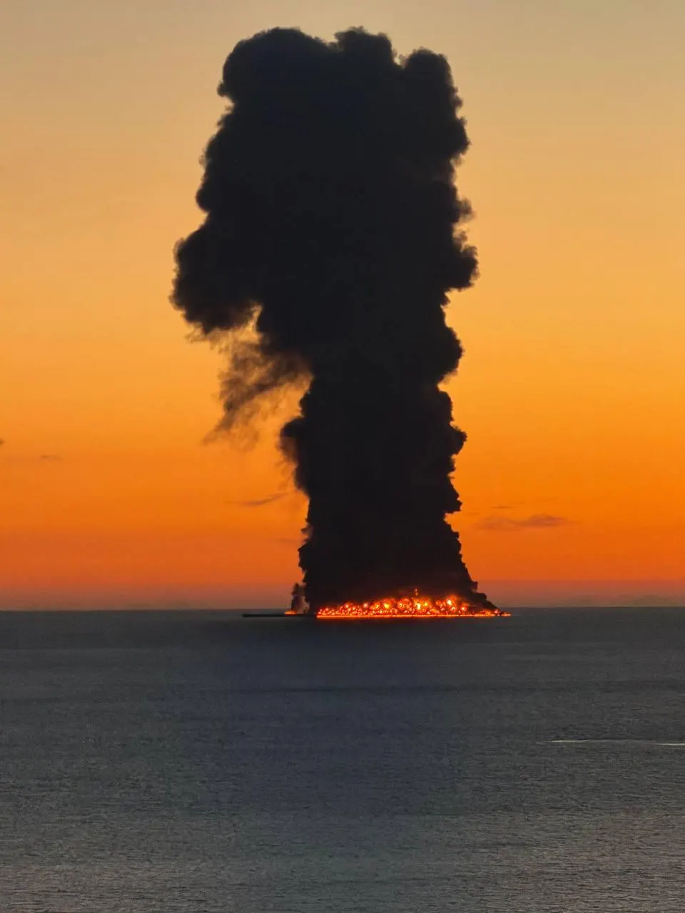 Во вторник в нескольких регионах произошли заметные события: пожар на нефтяном танкере у Сочи, медицинская операция в Томске и ряд судебных разбирательств.