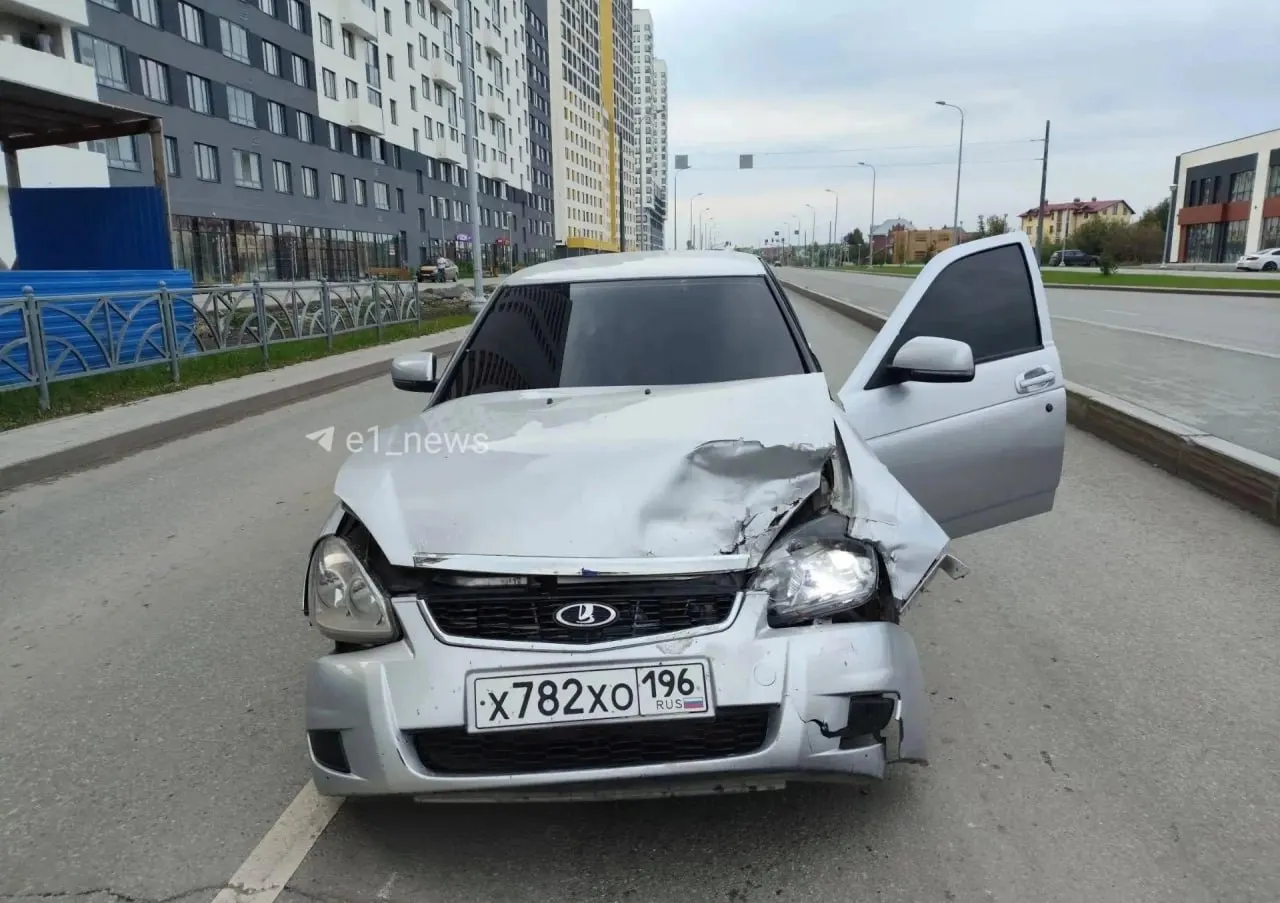 В Академическом районе Екатеринбурга произошло ДТП: водитель Lada Priora врезался в Geely, в котором находилась женщина с двумя маленькими детьми. Водитель скрылся; полиция устанавливает личность участника.