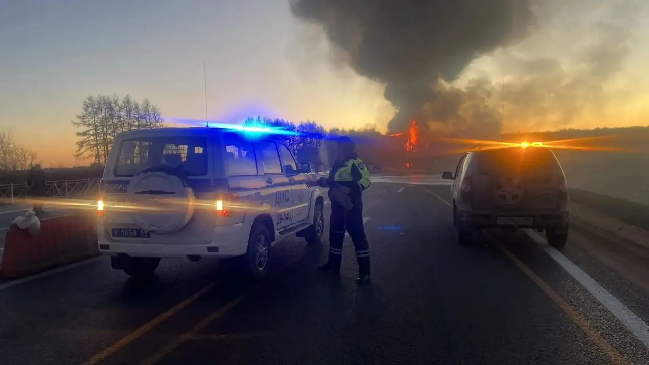 На трассе под Камышловым произошло столкновение легкового автомобиля с грузовиком с полуприцепом, оба грузовика загорелись. Погибли два водителя грузовиков, пострадавший водитель легковушки госпитализирован.
