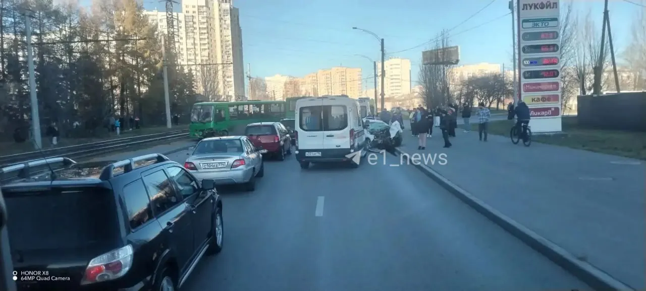 Автобус, в котором ехали ученики, столкнулся с легковым автомобилем в Екатеринбурге. Водителя легковушки извлекли из машины и доставили в больницу в бессознательном состоянии. О ходе выяснения обстоятельств сообщим позже.